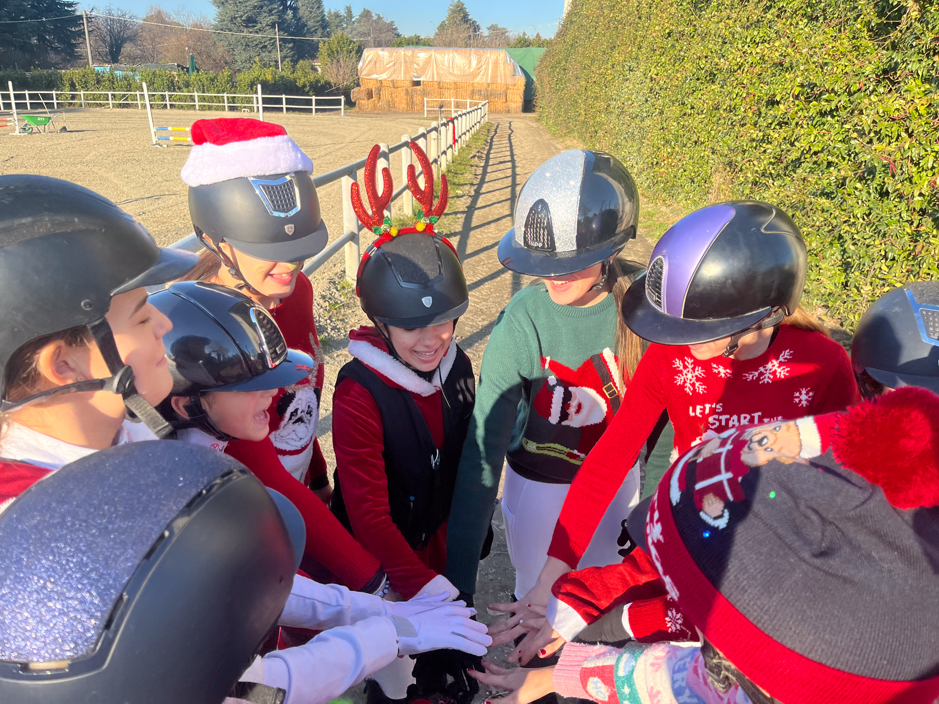 bambini a cavallo durante concorso sociale di natale rocca academy carate brianza