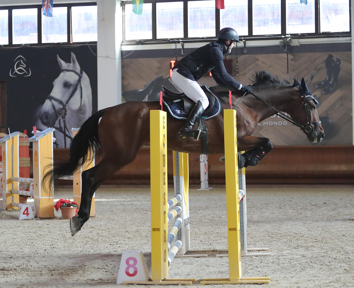 istruttore rocca academy in gara di salto ostacoli con cavallo