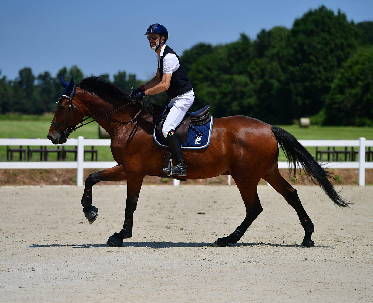 istruttore rocca academy impegnato in gara di salto ostacoli