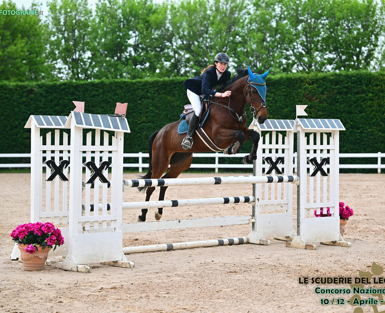 istruttore rocca academy in gara di salto ostacoli con cavallo