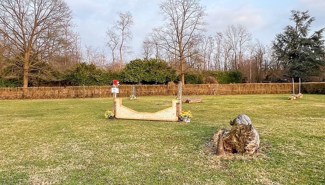 Istruttore guida cavaliere su percorso cross country Rocca Academy